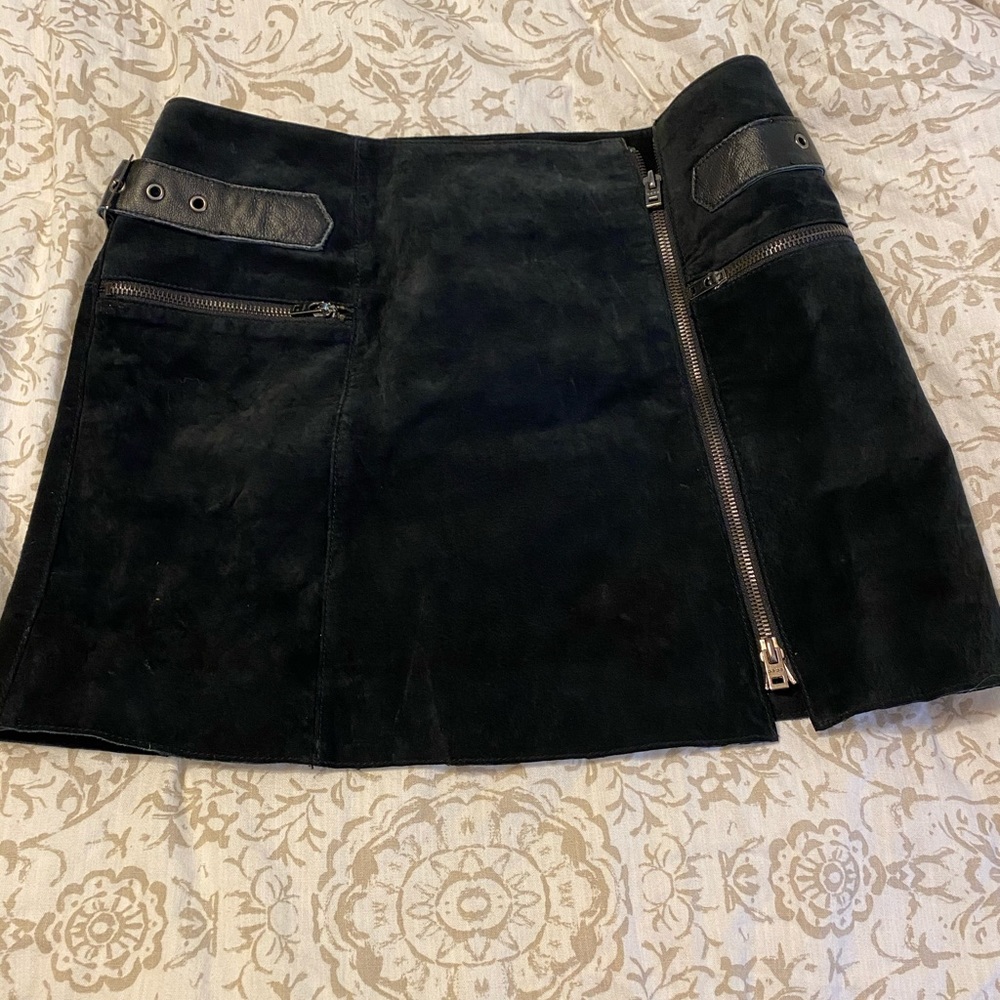 BEBE SIZE 4 skirt suede and leather look..
